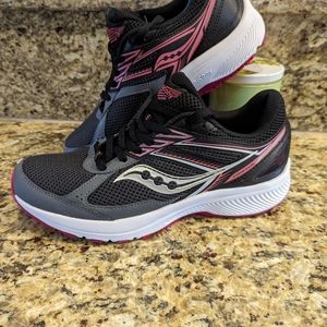 NWOT Women's Saucony Tennis shoes
